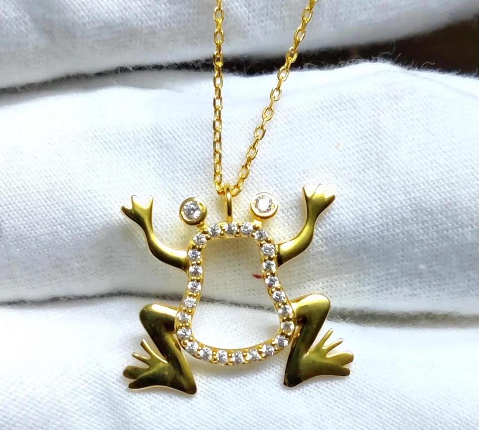 1.00Ct Round Simulated White Topaz Diamond Jumping Frog Pendant 14K Yellow Gold Plated Free Chain 18" 925 Silver